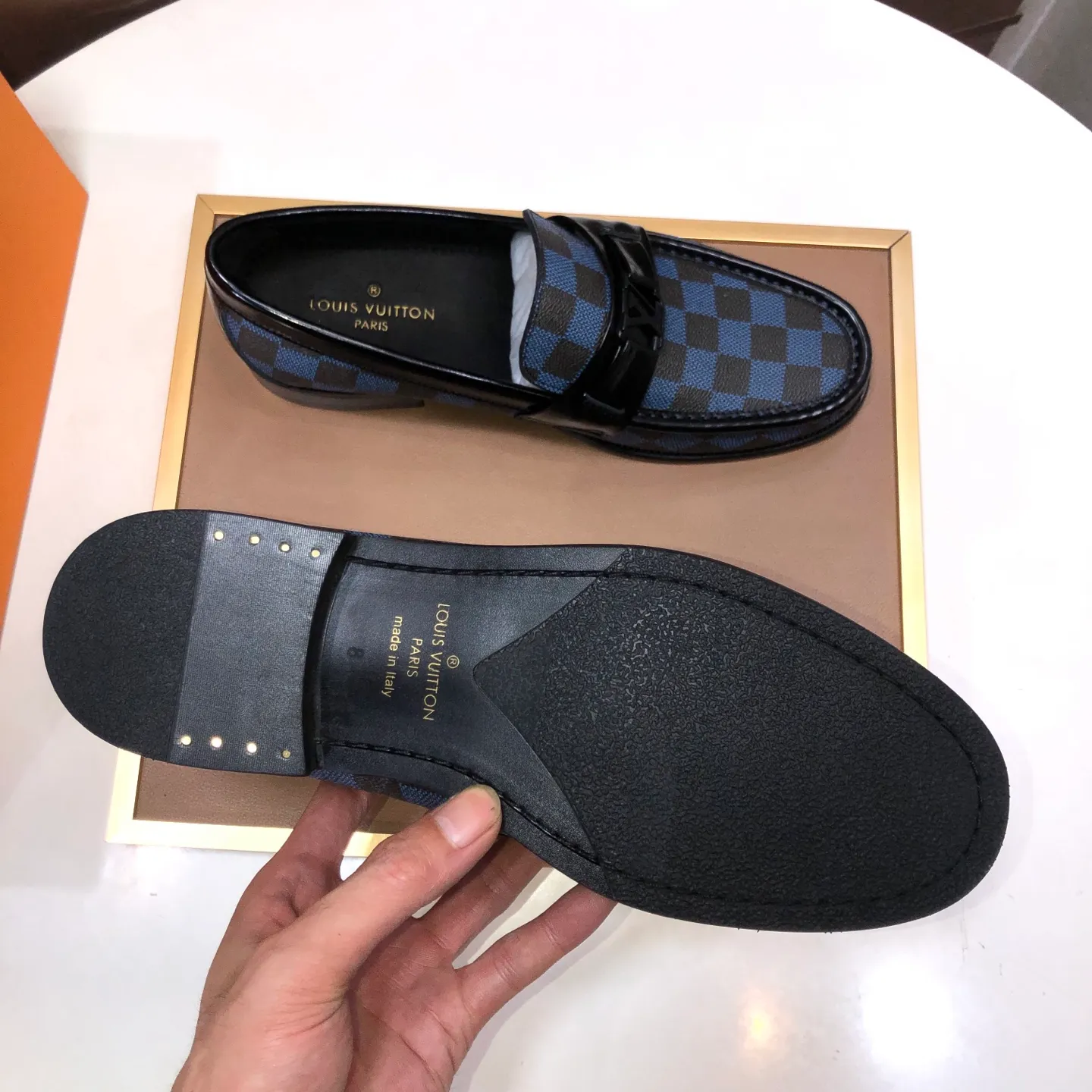 Men's men's shoes💰540💰[LV] (original single cowhide lining)🍀LV's latest genuine leather business suit shoes are available on the official website at the same time. The first-layer cowhide imported from Italy is made of heavy gold, and the official website has a 1:1 rubber outsole. Versatile to wear, high-end without losing class, and the color combination is extraordinary. This four-season style is alluring when worn on your feet, showing off your big-name flair. Standard code 38-45 (45 customized)